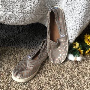 Toms. Gray with Rose Gold dots. Tightening option